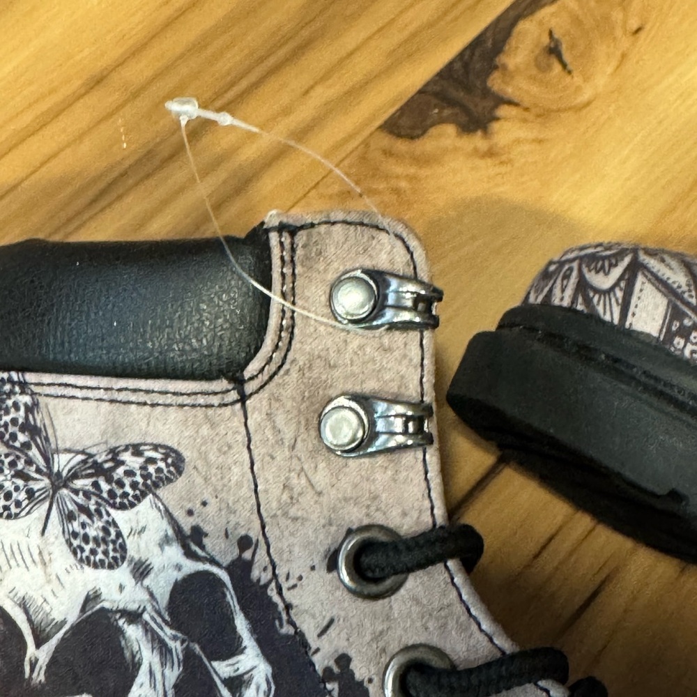 NWT Raad Combat Boots with Skull and Rose Design - Black Gray women’s 9/ men 6.5 - Picture 4 of 9